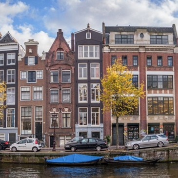 Amsterdam-canal-houses